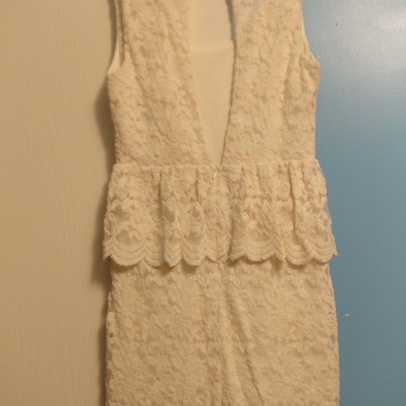 🏷️2/$15 Urban Outfitters Open Back Lace Dress - Picture 3 of 9